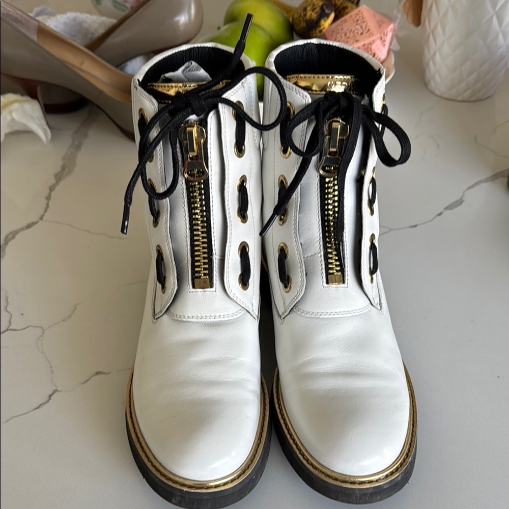 GEOX
Elegant White and Gold Lace-Up Women's Boots
